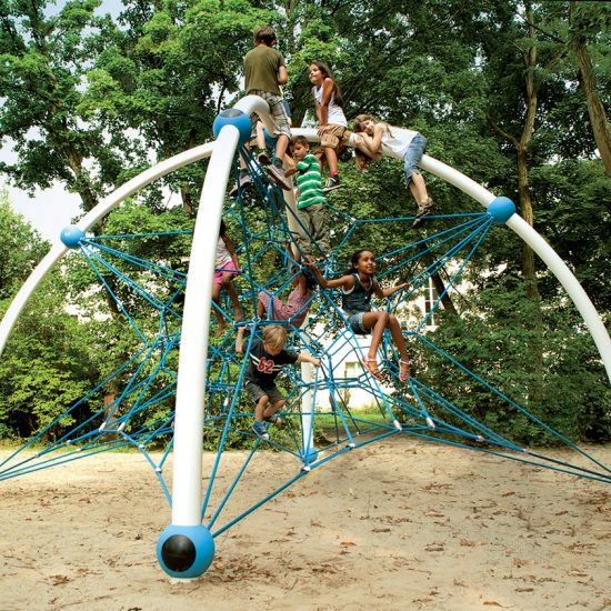 Children playing on Quadrifol net climber