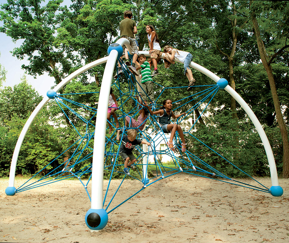 Children playing on Quadrifol net climber