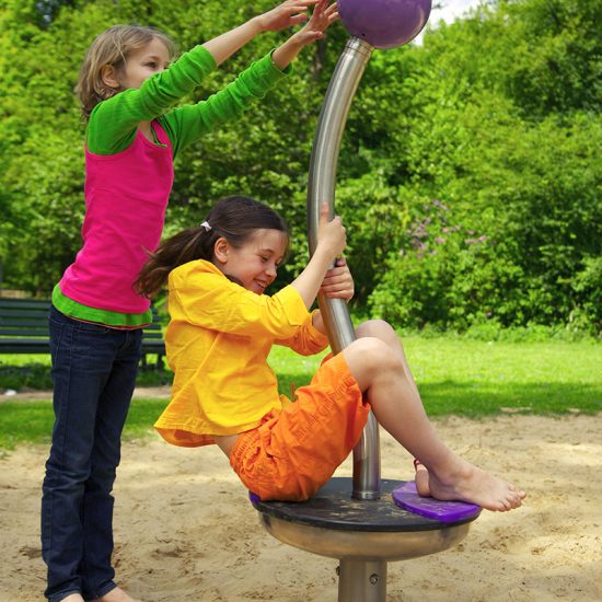 Children playing on Berliner Eddie spinner