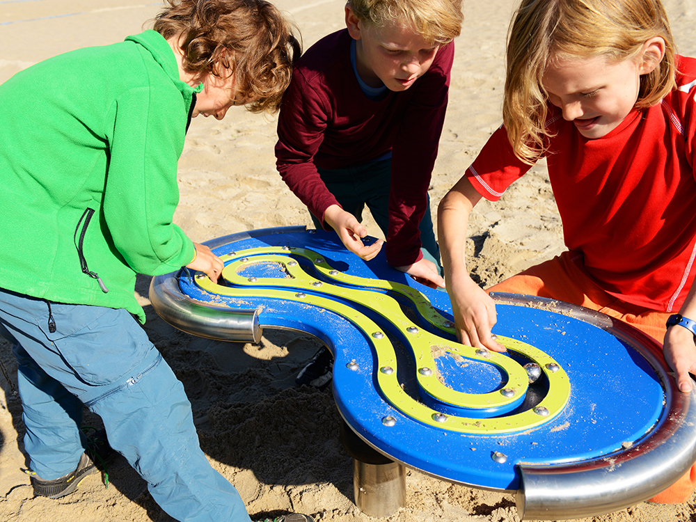 Children playing with Berliner Hula Loop spinner