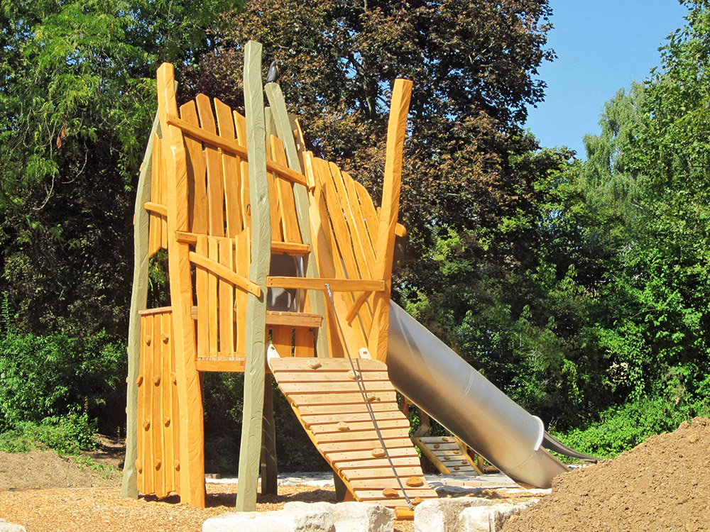 Timber climbing unit with tube slide and ramp